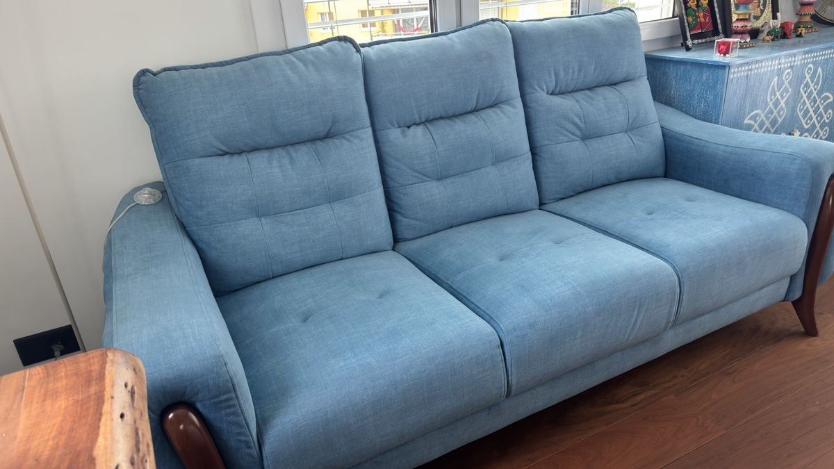 Divani: Elegant Three Seater Sofa - Stylish, Light Blue Fabric – Usato da Dübendorf venduto da and_hr7t 1