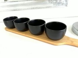 Schönes Tapas Set, 4 Schalen mit Holzbrett, neuwertig