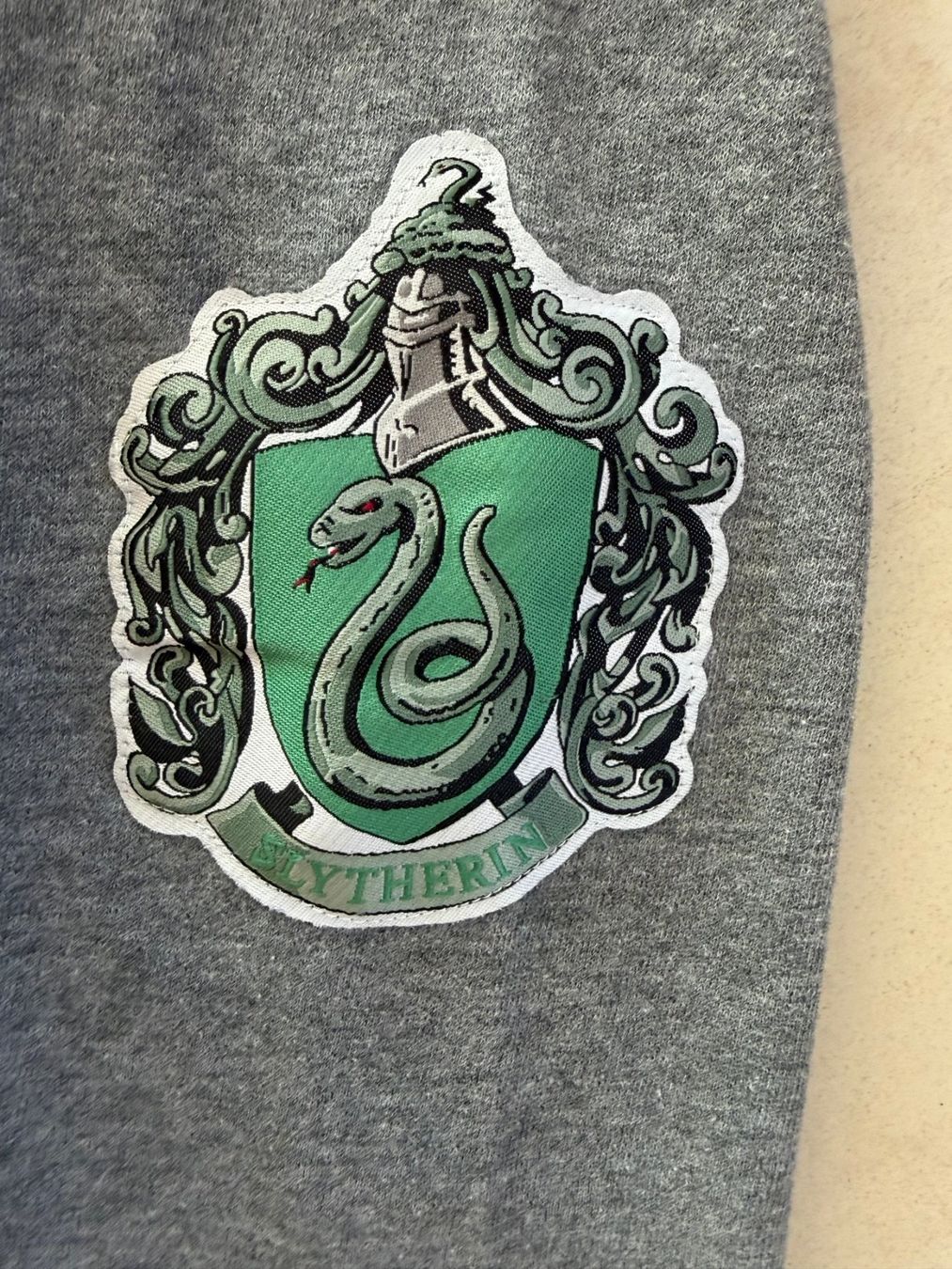 Pullover & Sweatshirts: Sweatshirt Pullover Harry Potter Slytherin Gr.XS grau – Gebraucht aus Kastanienbaum von Muenchnerkindl1 3