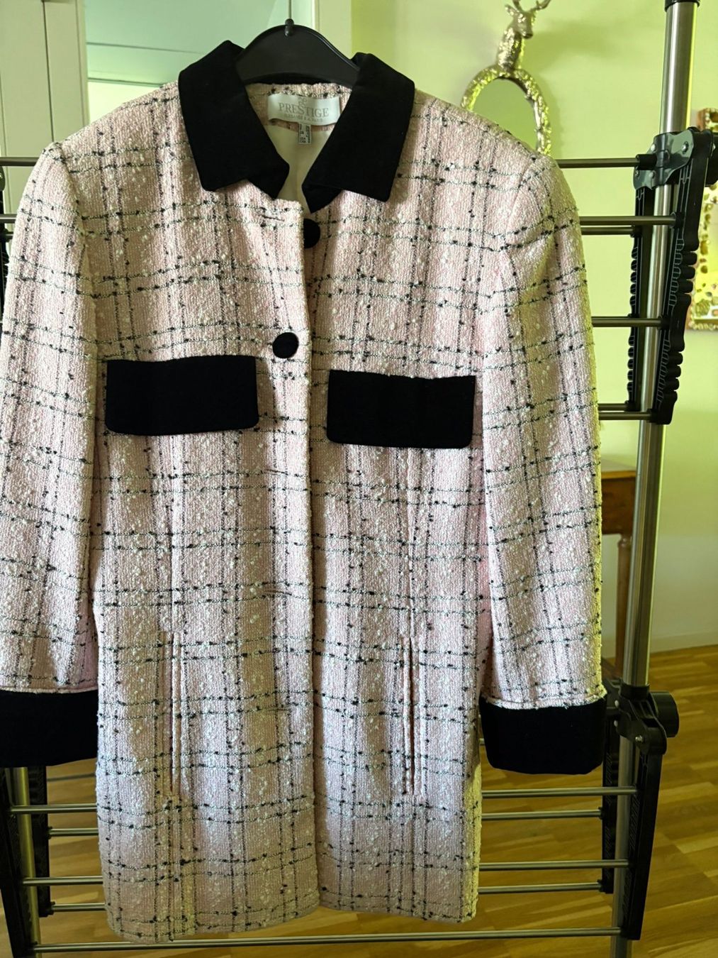 Giacche: Jacke im Chanelstil mit Samtkragen und Manschetten – Usato da Binz venduto da Lotta59
