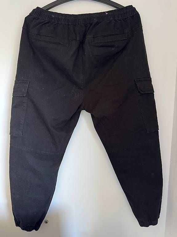 Pantaloni: Zara Cargo Hose schwarz Gr. L – Usato da Kreuzlingen venduto da 7de_922d 1