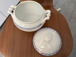 Suppentopf Porzellan weiss mit blauem Rand und Deckel