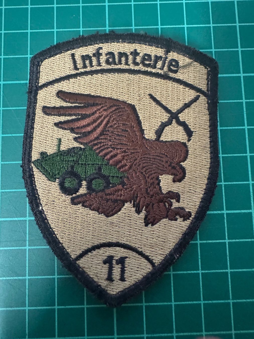 Schweizer Armee Placchette & Badge: INFANTERIE 11, BADGE, ABZEICHEN SCHWEIZER ARMEE – Usato da Ostermundigen venduto da L29