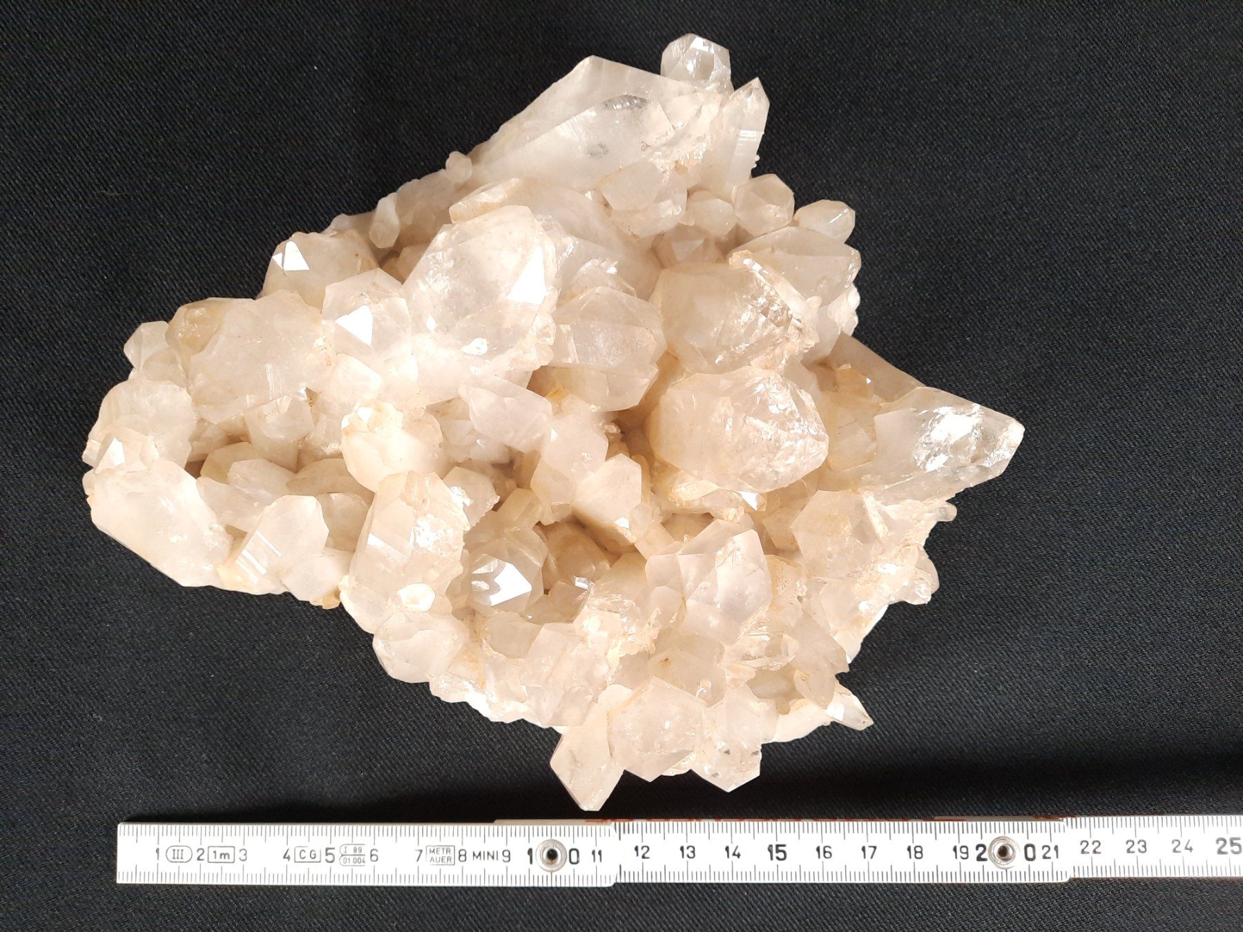 Edelsteine: Wunderschöne Quarzstufe / Bergkristall, ca. 21 cm – Gebraucht aus Beinwil am See von Restwert_Beinwil 1