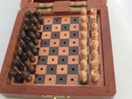 Altes Reiseschach in Holzbox