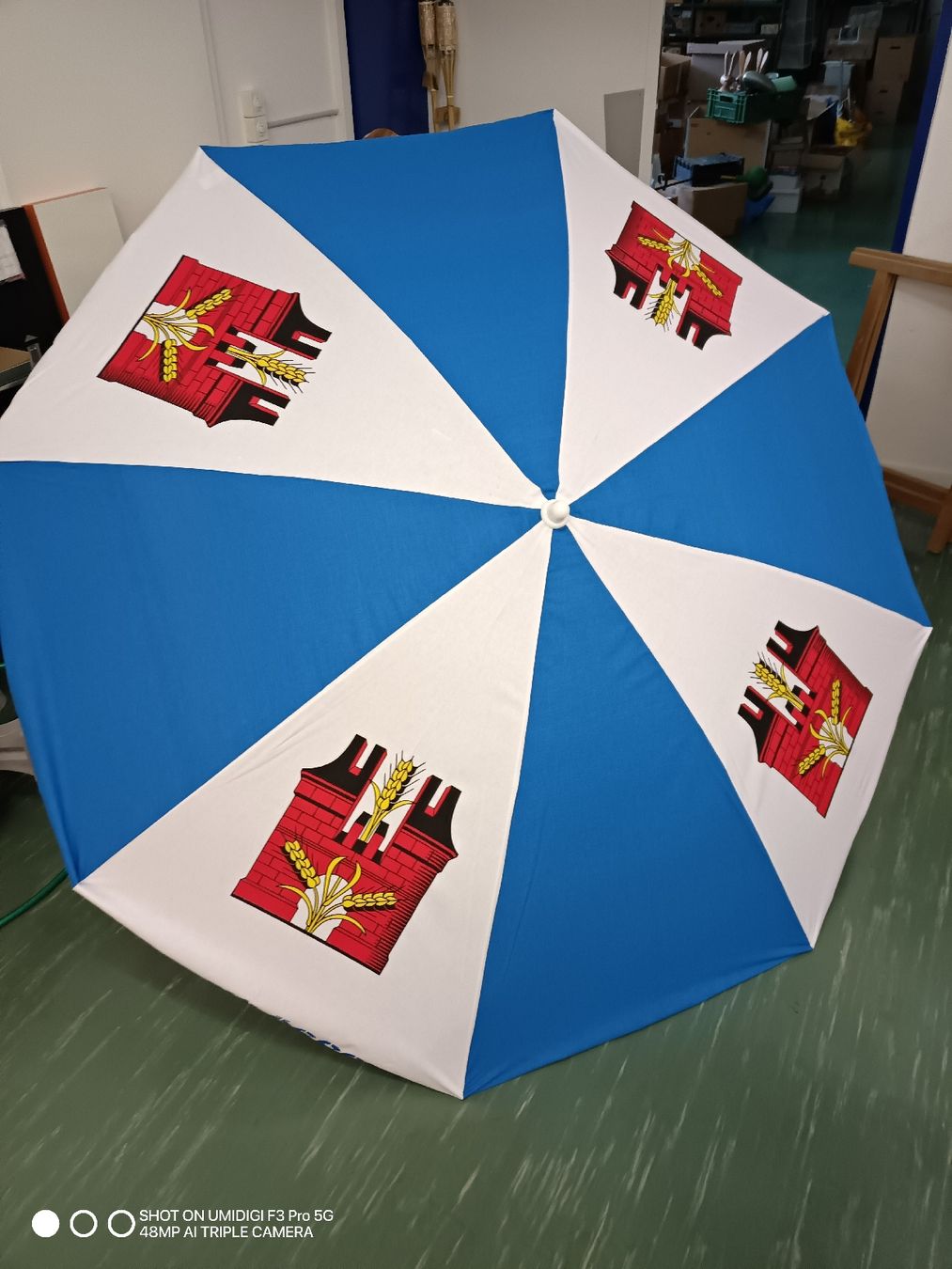 Feldschlösschen Ombrelloni: Sonnenschirm mit Wappen Feldschlösschen  – Nuovo (secondo la descrizione) da Aarwangen venduto da to-hirschi