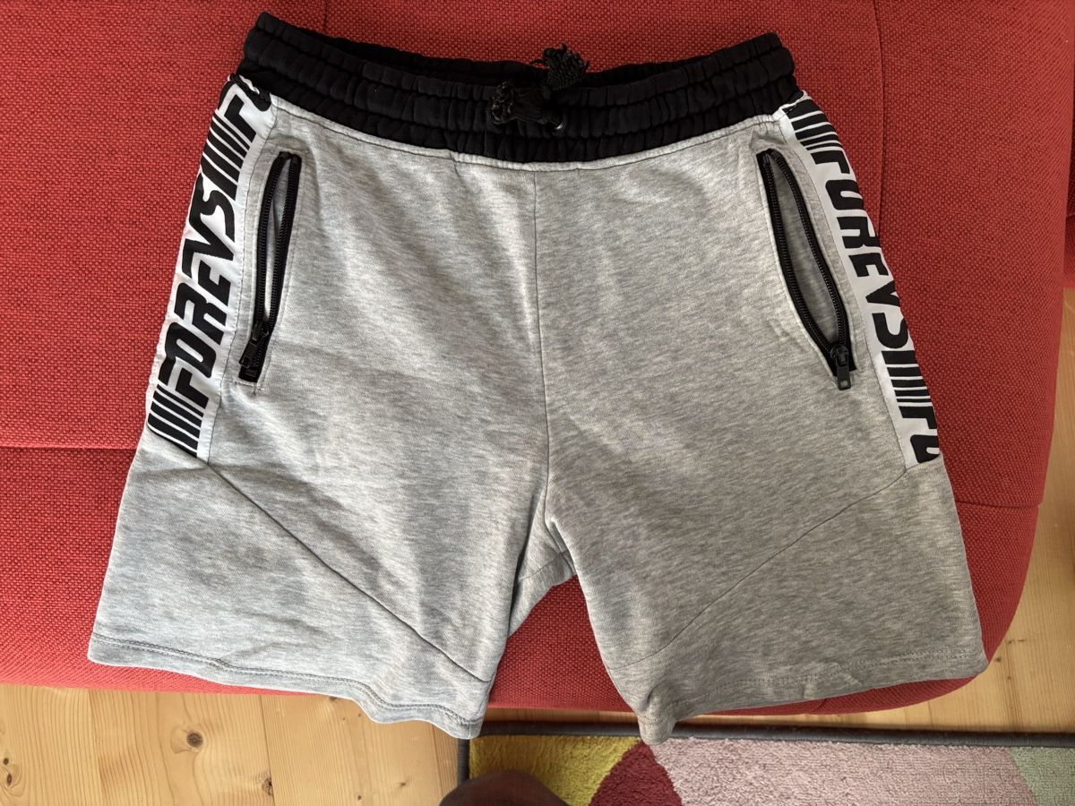 H&M Pantaloni: Short H&M gris clair taille 152 – Usato da Sion venduto da tchana77