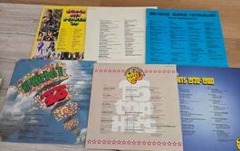 12 Schallplatten jahrelanger Hitparaden, vor allem deutsch