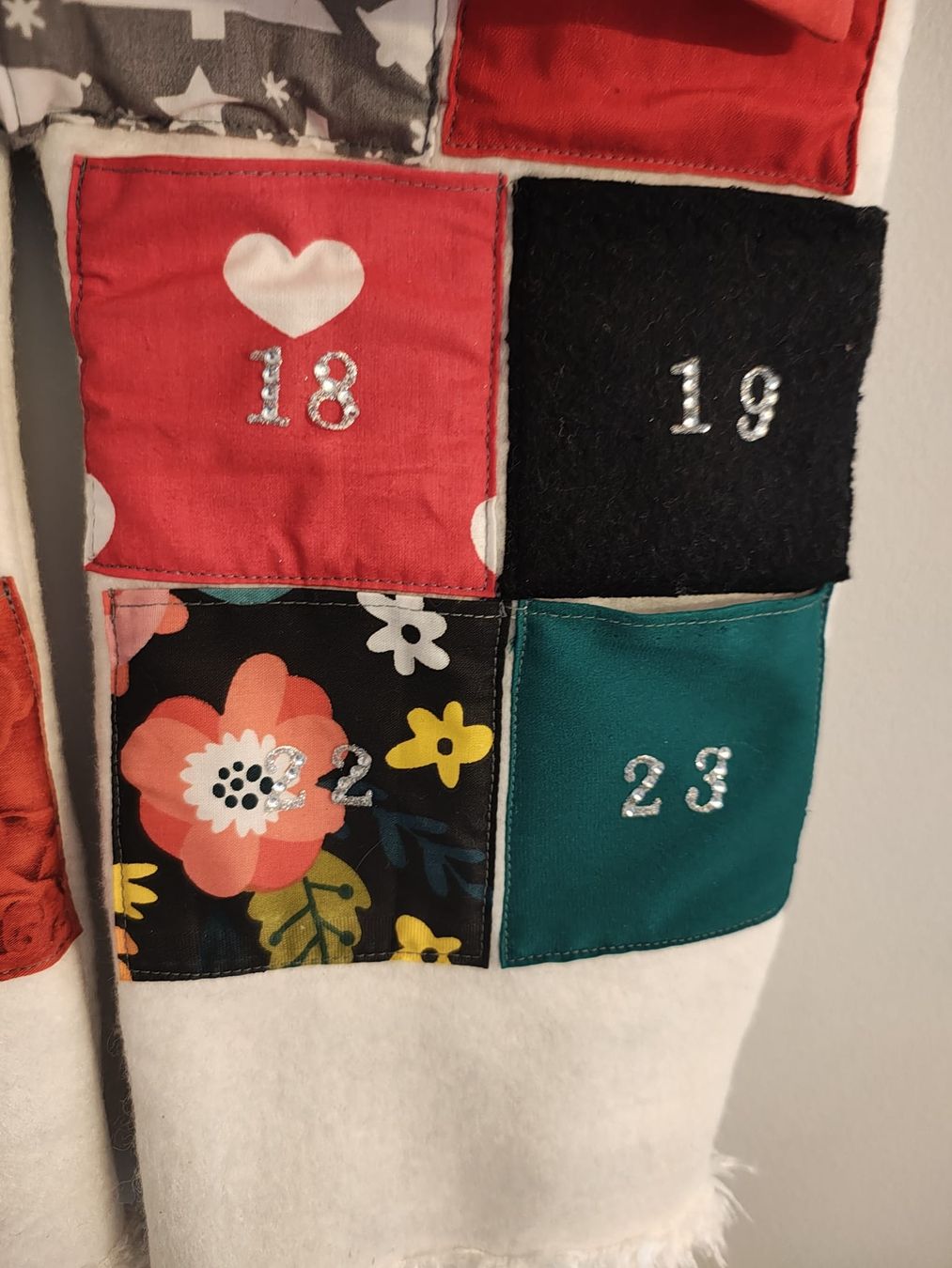 Tutte le decorazioni: Handgemachter Adventskalender - Pachwork – Nuovo e nell'imballaggio originale da Fislisbach venduto da LukMac 5