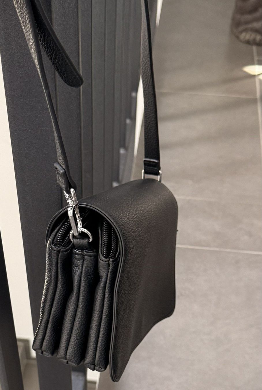 Sacs femmes: Handtasche schwarzes Kunstleder - schwarz – D'occasion à Lommis par manmarmi 2