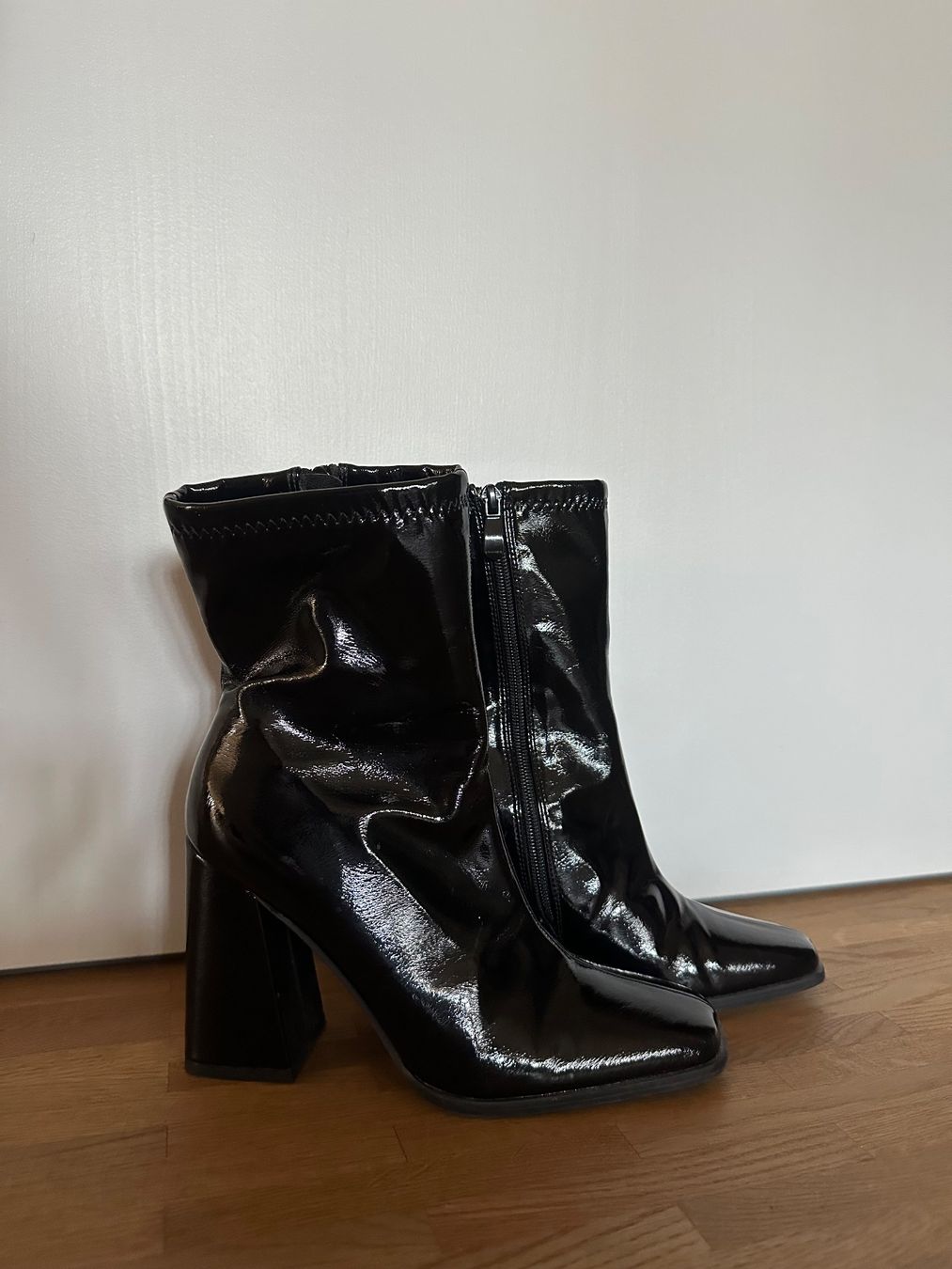 Chaussures femmes: Stiefeletten schwarz Lack – D'occasion à Aarau par anouk.bruderer