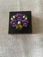 Pillendöseli von Hand gestickt
