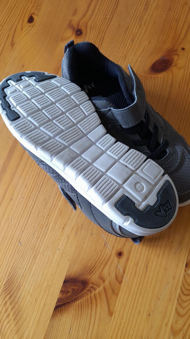 Chaussures garçon: Turnschuh gr. 33 – D'occasion à Nesslau par Churfirsten08 1