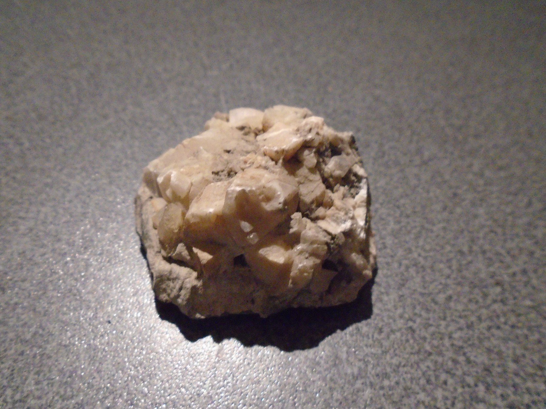 Mineralien & Heilsteine: Stein grau/beige, Spitzen – Gebraucht aus Zürich von abraxas1291