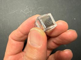 Indium 99,995% in 1 cm Plexiglaswürfel, 9,2 g