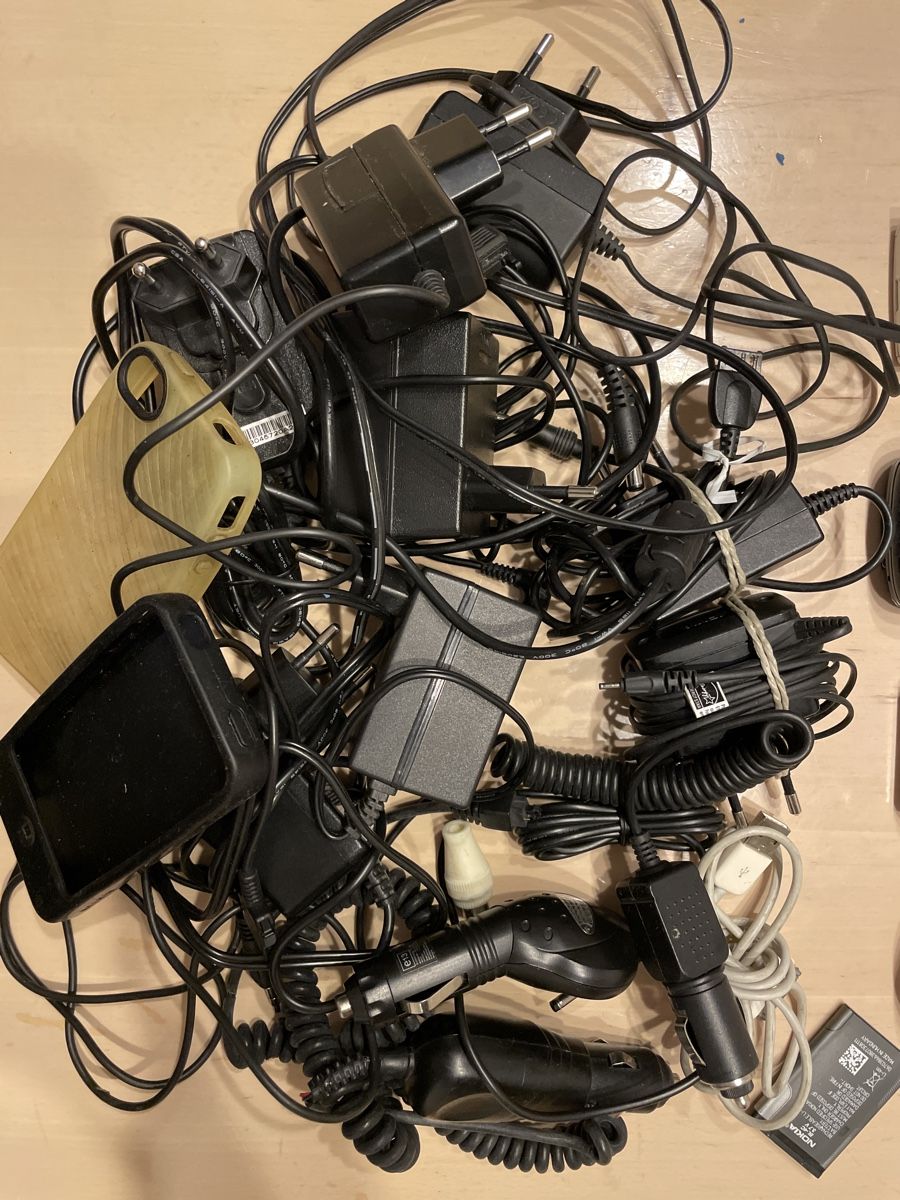 Handys / Smartphones: Alte Handys ab 1.- Defekt – Defekt aus Mollis von  2