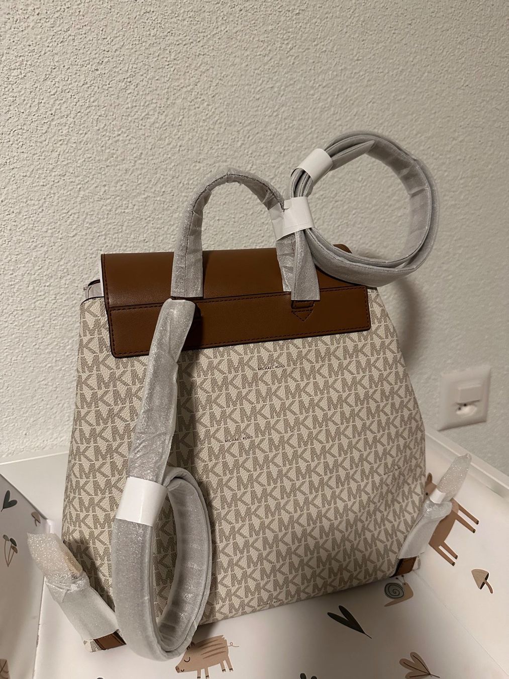 Michael Kors Zaini: Michael Kors Rucksack MD Flap Backpack neu originalverpackt – Nuovo e nell'imballaggio originale da Baar venduto da dan_5mt7 1