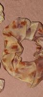 Pflanzen gefärbtes Scrunchie aus Seide