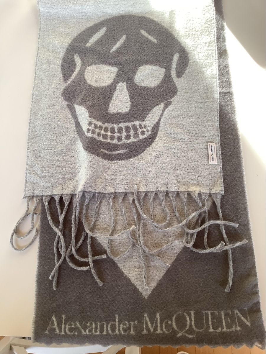 Alexander Mcqueen Foulard & Sciarpe: Alexander MCQUEEN Shawl – Usato da Zug venduto da natiak01 7