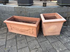 Blumentöpfe Terrakotta 2 Stk. mit Verzierungen gute Grösse