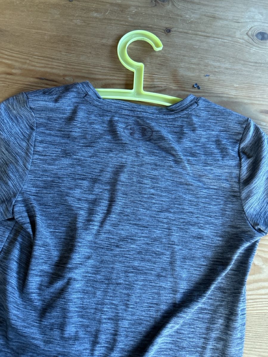 Under Armour T-Shirts: T-shirt Under Armour   – Gebraucht aus Orsières von far_5czh 1