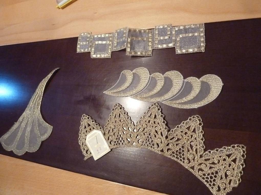 Nastri decorativi: 4 verschiedene Spitzen Ornamente goldfarbig – Nuovo (secondo la descrizione) da Ueken venduto da dale02