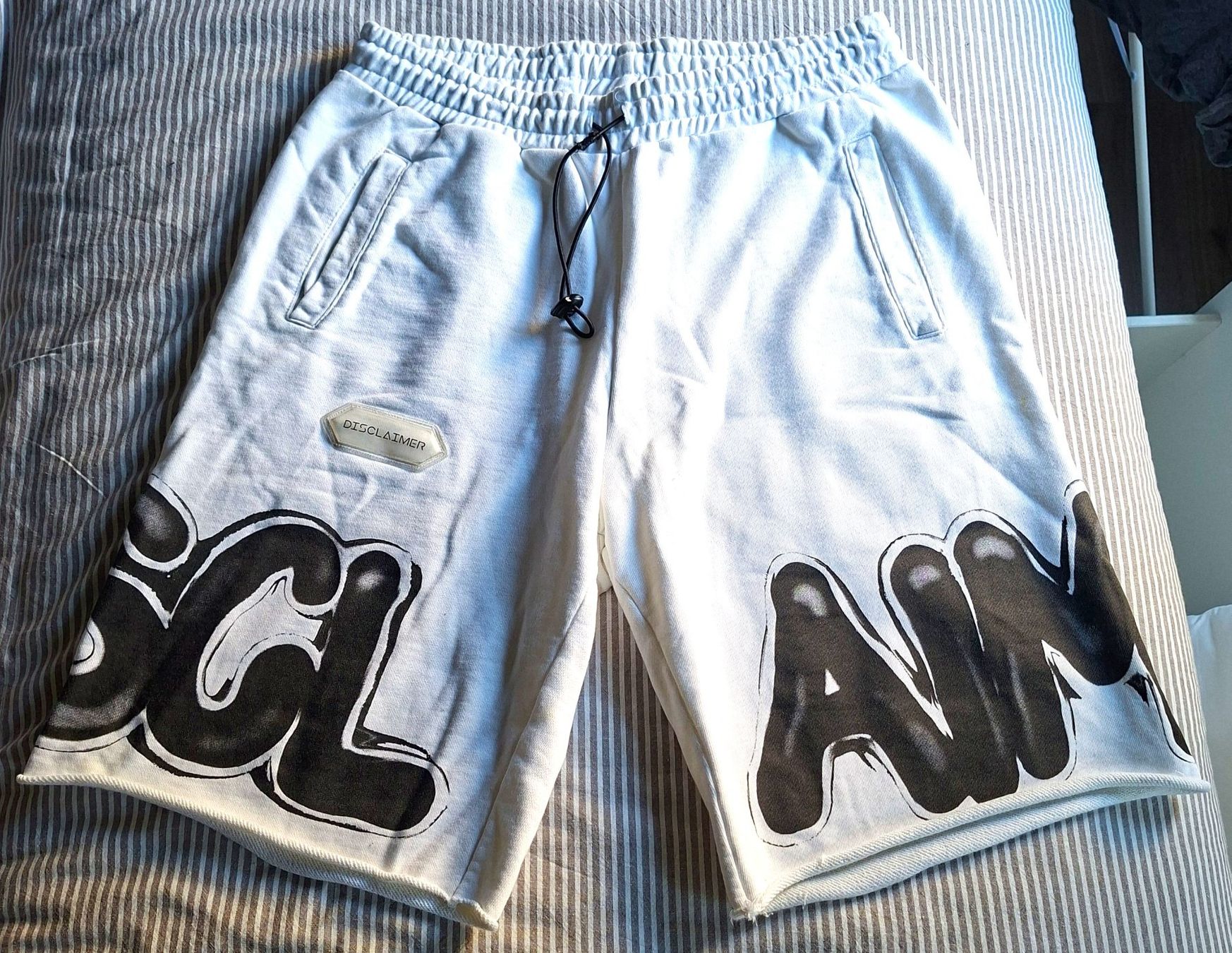 Pantaloni: Disclaimer Shorts – Usato da Morges venduto da Sakpen