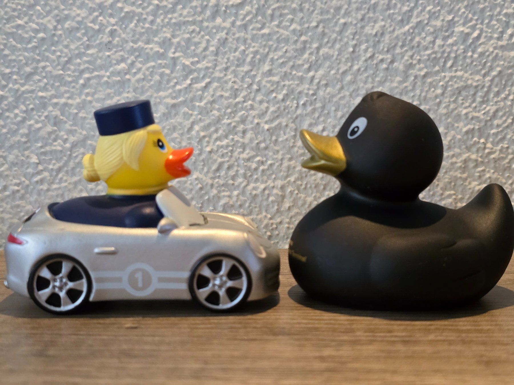 Lufthansa Giocattoli: Lufthansa Porsche Badeente Gummiente Ente First Class – Nuovo (secondo la descrizione) da Küsnacht ZH venduto da Hitch1