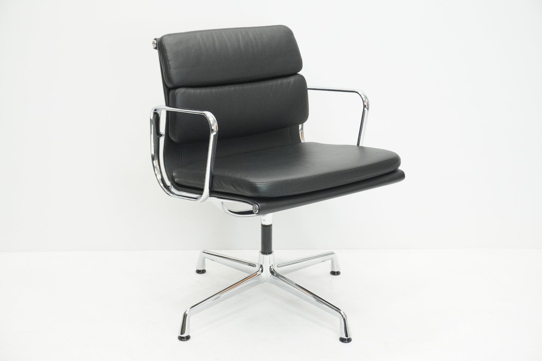 Vitra Sedie: Original Vitra Eames Soft Pad EA208 Leder nero neuwertig – Usato da Bad Zurzach venduto da QLASSIQ 2