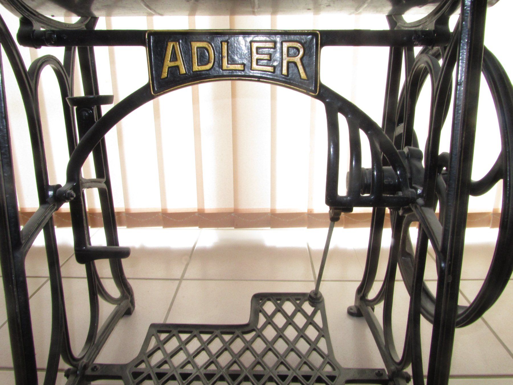 Adler Macchine da cucire: Antike Nähmaschine Adler – Difettoso da Aetingen venduto da Boldor26 1