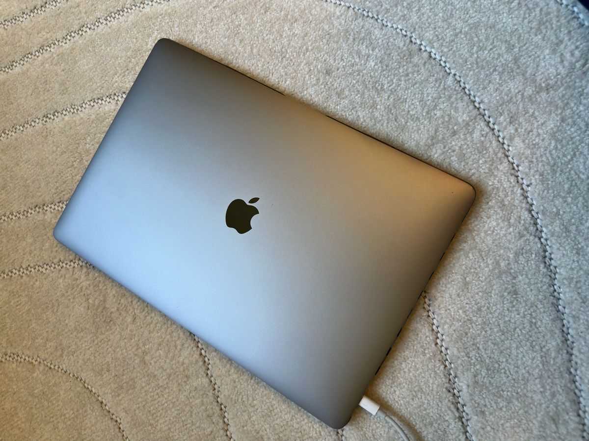 Apple Notebooks: Macbook pro 15 2018 500gb mit magic keyboard & magic mouse, – Gebraucht aus Zürich von ronnyrefurb 9