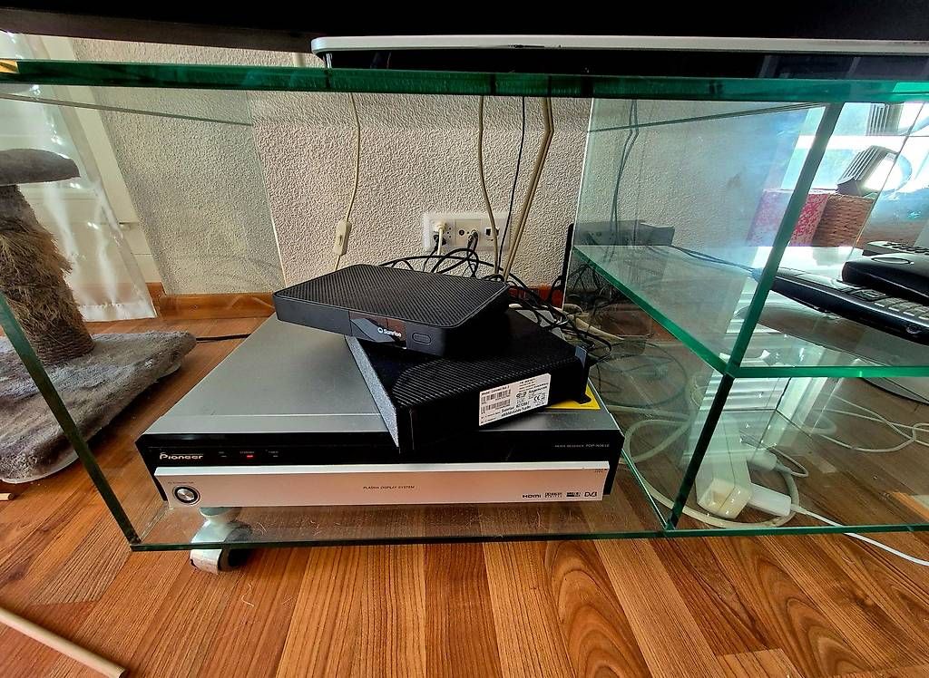 TV Möbel: TV Rack, Glas auf Rollen – Gebraucht aus Merenschwand von Epc19