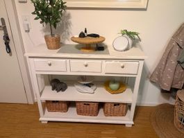 Weisse Kommode / Konsole im skandinavischen Landhausstil