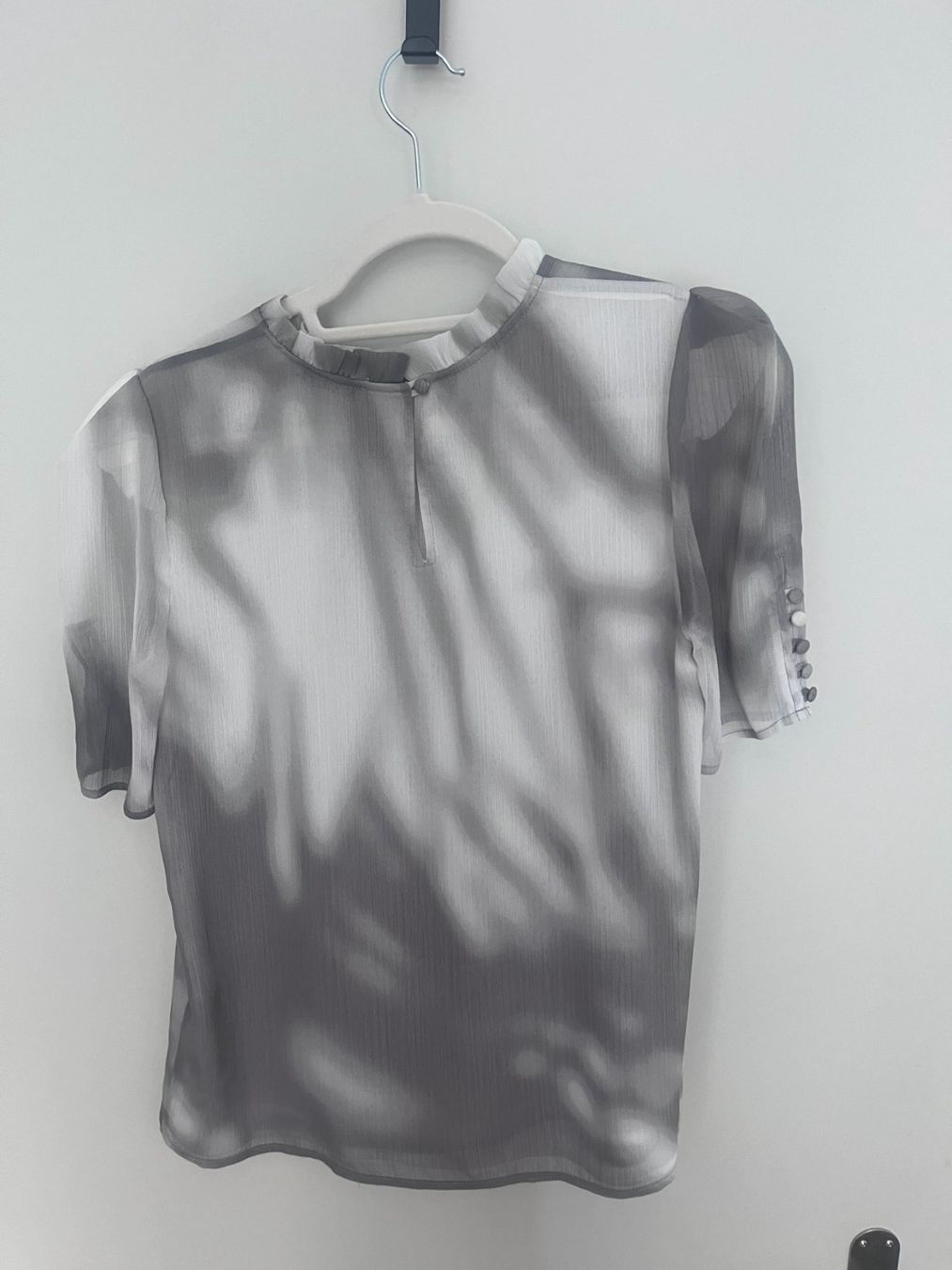 Calvin Klein Camicette: Gray and white blouse with ruffle collar – Nuovo (secondo la descrizione) da Zürich venduto da kry_85p7 1