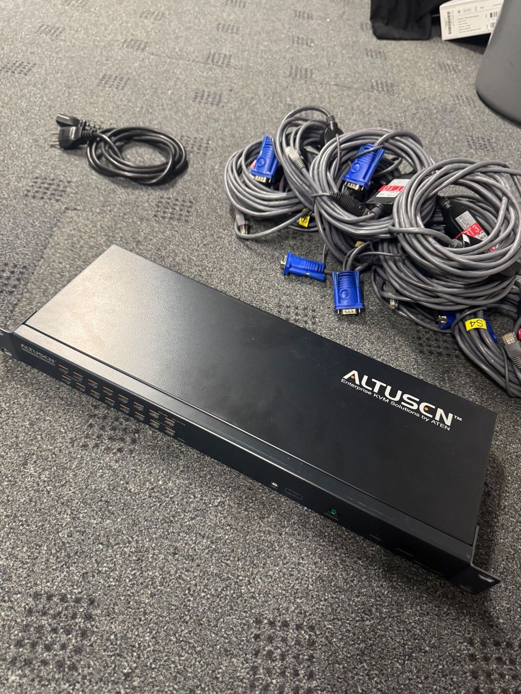 Racks & Cavalletti: ATEN KH1516Ai KVM-Switch 16-Port+IP – Usato da Rapperswil SG venduto da beh_9sr2