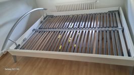 Bett mit Bettgestell