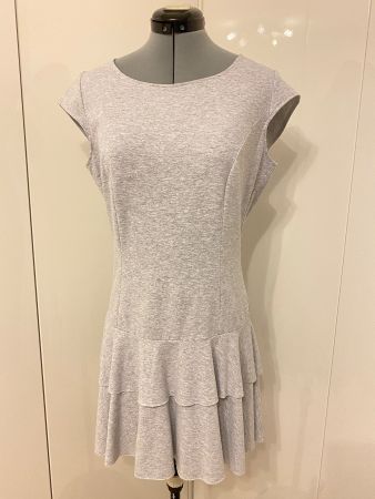 Sommerliches, graues Kleid mit Volant, Grösse 36