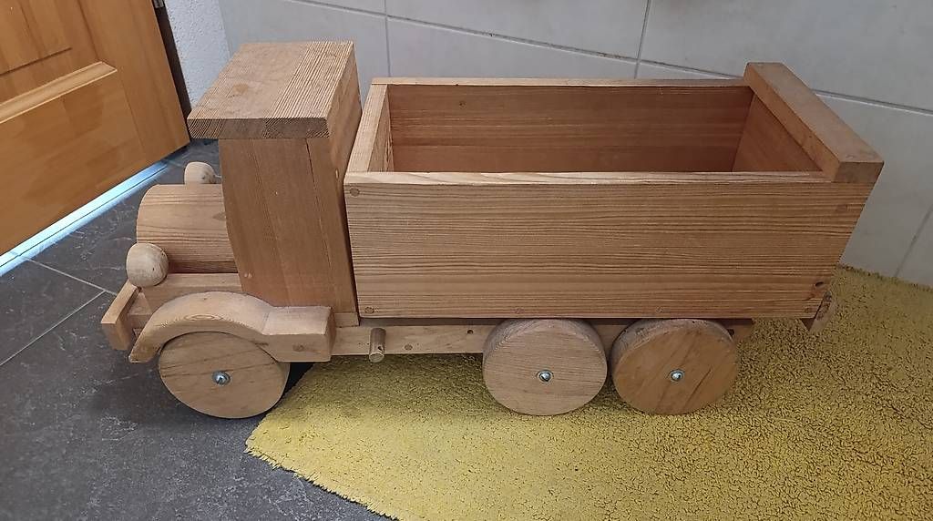 Giocattoli: Lastwagen aus Holz mit Kippfunktion – Usato da Schötz venduto da tuepfliqueen