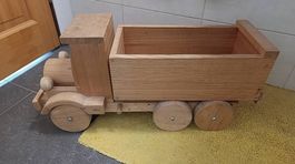 Lastwagen aus Holz mit Kippfunktion