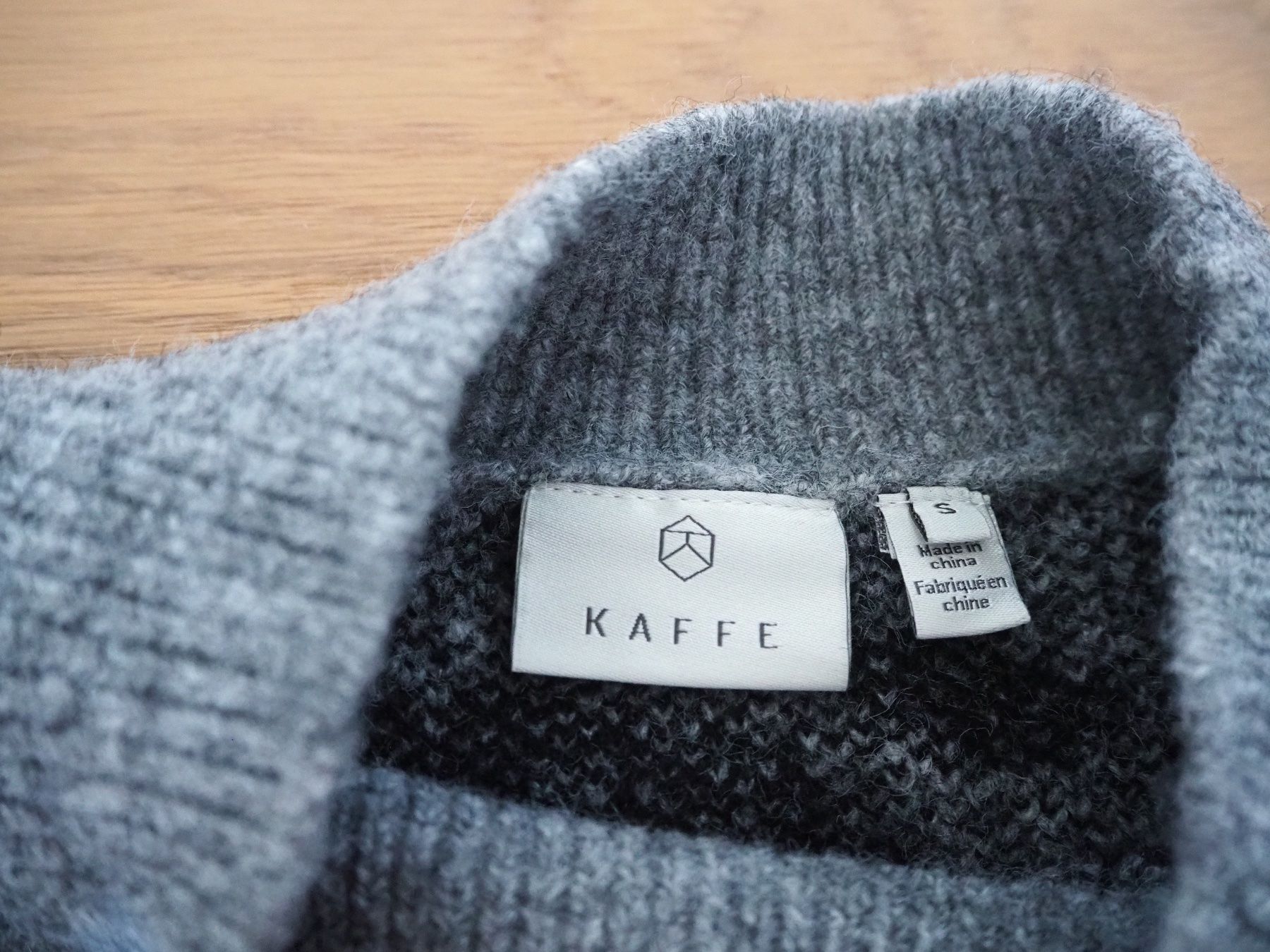 Pulls & Sweat-shirts: Grauer Strickpullover mit Leo-Muster, Grösse S, neuwertig – D'occasion à Zürich par snowow 4