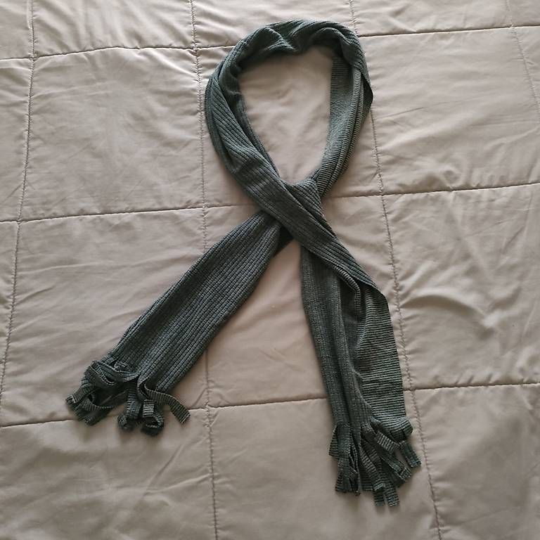 Foulards, Tücher & Schals: Grauer Schal  – Gebraucht aus Schaffhausen von tut_85dq