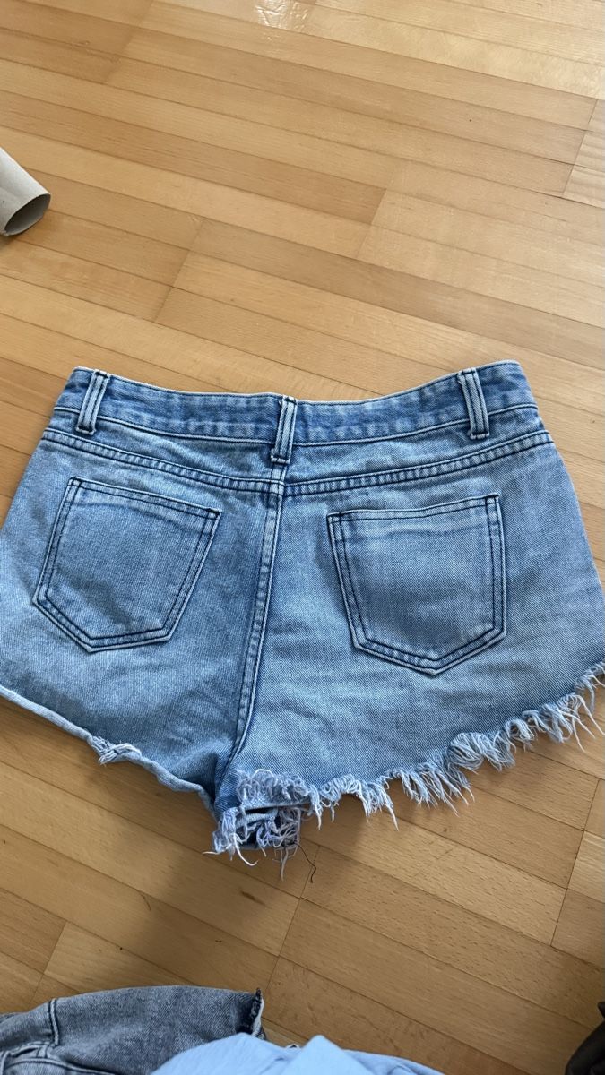 Pantaloni: Denim Shorts light blue ripped size M – Usato da Ueberstorf venduto da man_p2fy 1