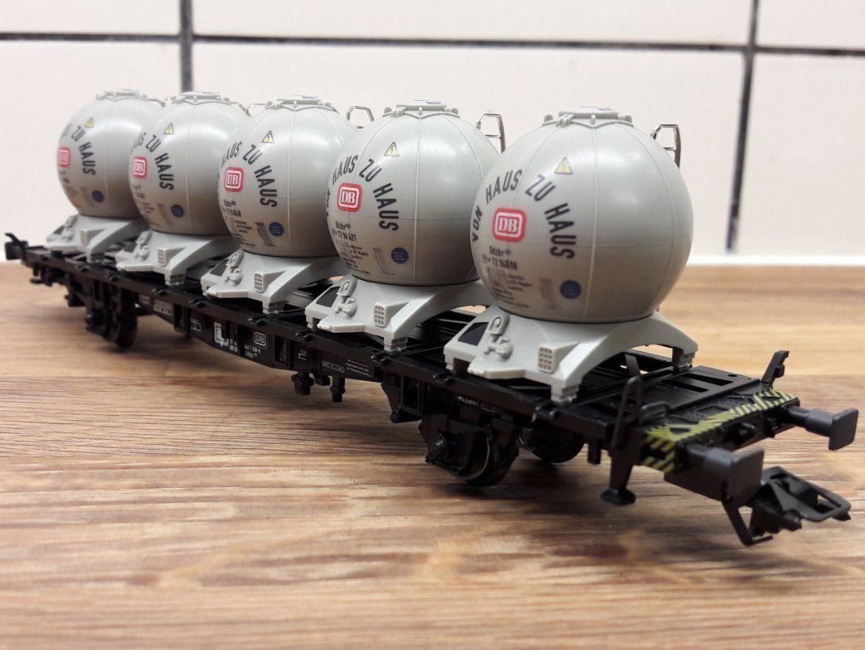 Märklin Modellini di ferrovie: Märklin HO : DB wagon plat avec 5 containers  "DB" – Usato da Buttes venduto da Cafe2005 2