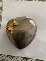 Vintage Schmuckkästchen in Herzform mit goldener Metallschle