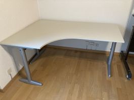Eckschreibtisch weiss mit silbernem Gestell gebrauchter Zust