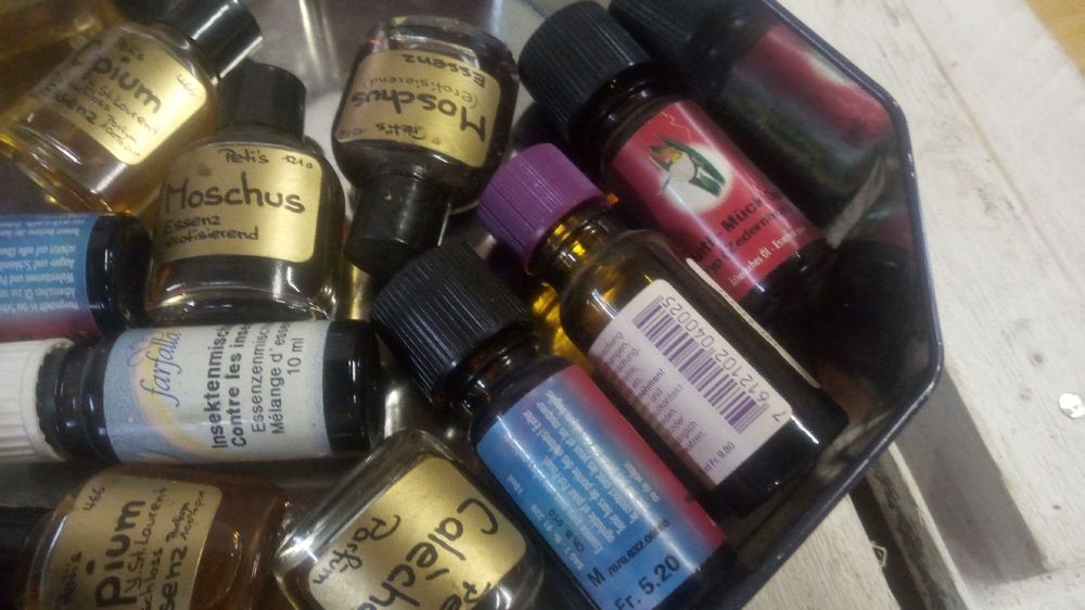 Flacons: Grosse Sammlung Parfum-Öle, Essenzen - viele verschiedene! – D'occasion à Belp par Guadalupe84 3