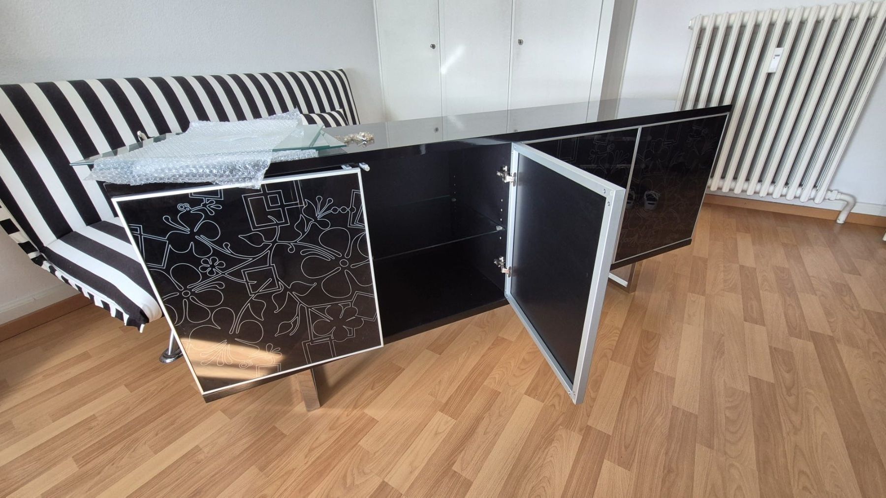 Pfister Credenze: Sideboard Ambiente, 4 Türen, Glas schwarz gemustert – Usato da Olten venduto da Pitschli 1