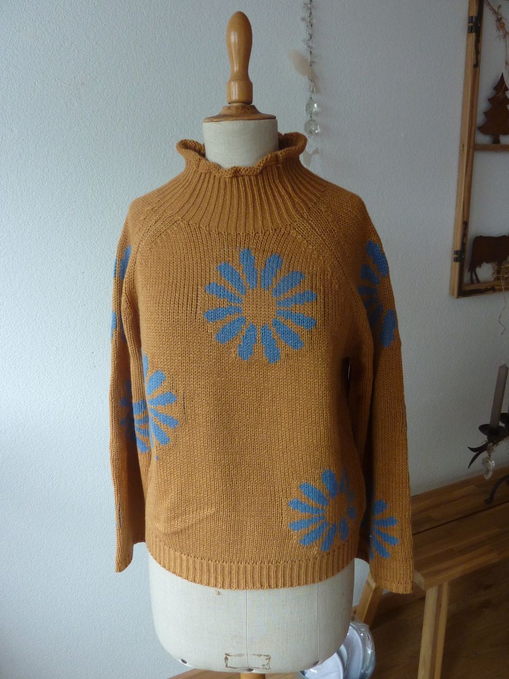 Pullover & Sweatshirts: Strickpullover senfgelb mit Blumenmuster neu S 34/36 – Gebraucht aus Waldstatt von Kananaskis1 1