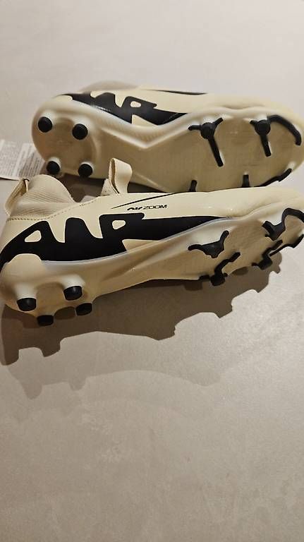 Scarpe da uomo: Nike Fussballschuhe Gr.36.5 – Usato da Wiedlisbach venduto da Papillon83 2