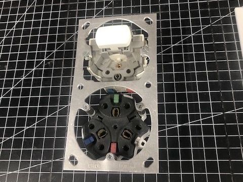 Spine: Elektro-Abdeckplatten, Rahmen, Steckdosen und Schalter – Usato da Röschenz venduto da Prydwynn 7